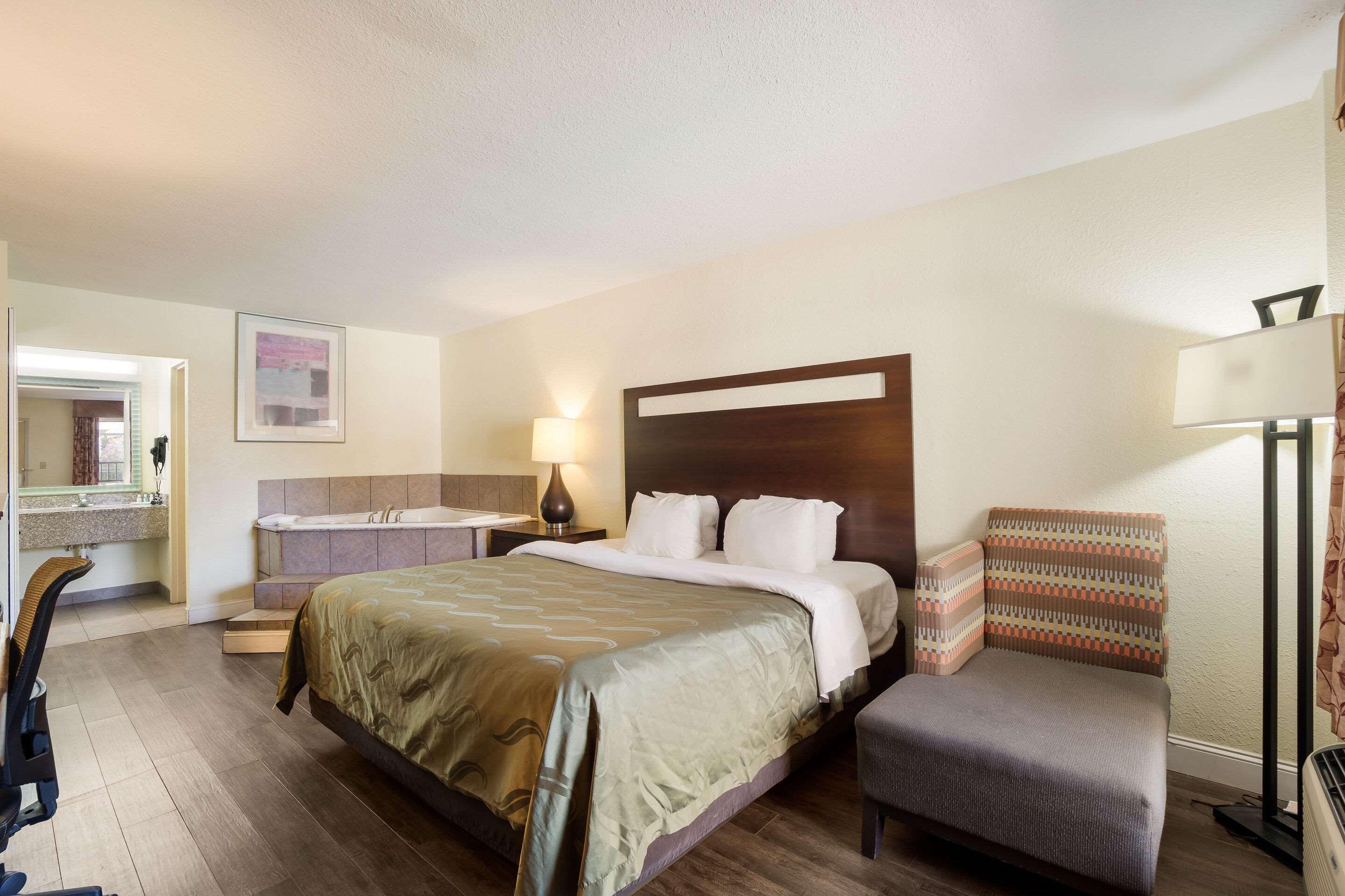 Quality Inn & Suites Conference Center Statesboro Historic District Экстерьер фото
